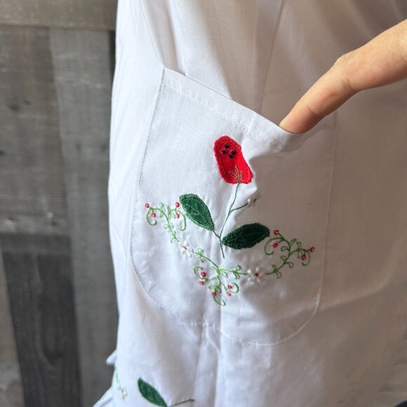 Beautiful handmade white apron ruffles floral embroidery strawberries feminine - Picture 5 of 11
